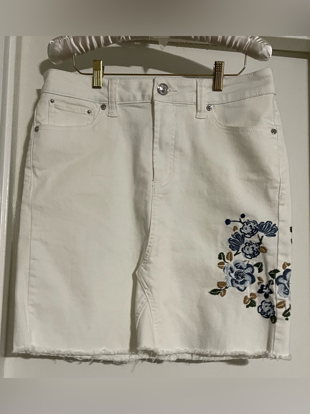 Seven7 Denim Fashion Women's Stretch Jeans Skirt Floral Embroiled Raw Fray Hem 6